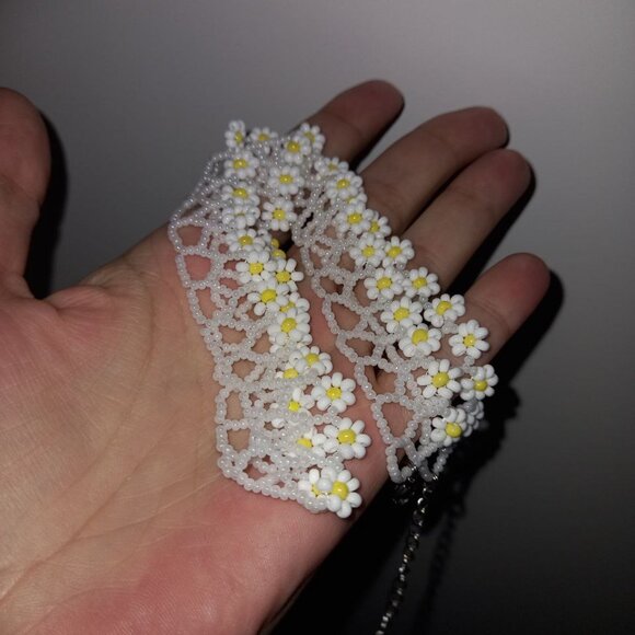 🌼 Hand-Woven Daisy Beaded Choker — Created with Passion - Picture 2 of 9